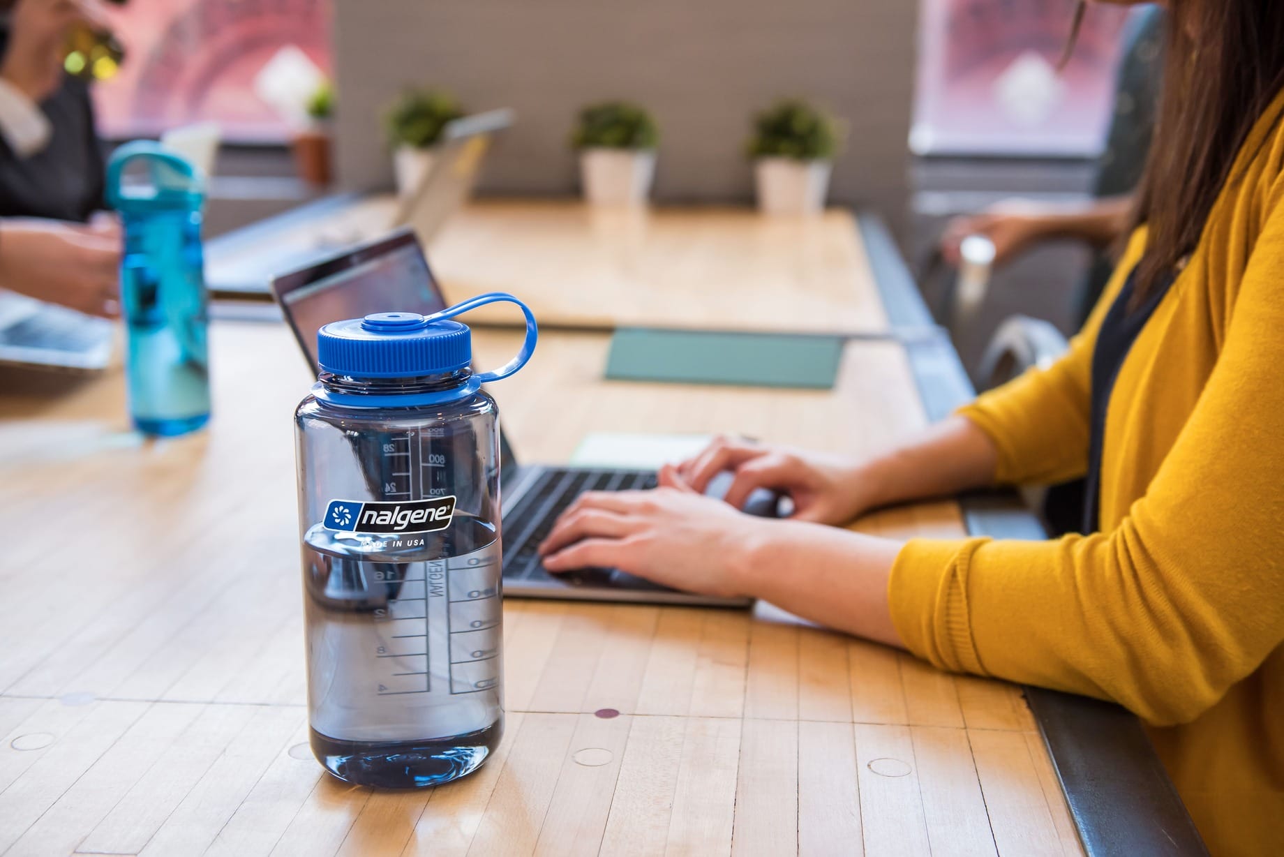 Nalgene-Flasche auf dem Schreibtisch