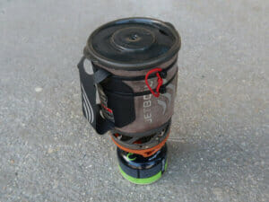 Jetboil mit einer Vorrichtung zum Anhängen.