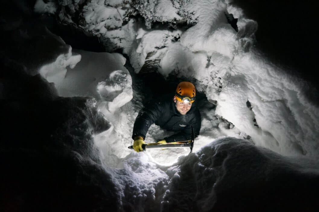 Der Einstieg zur Höhle ist im Schnee nur schwer zu finden.