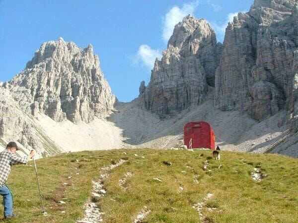 Rote Biwakschachtel in den Dolomiten