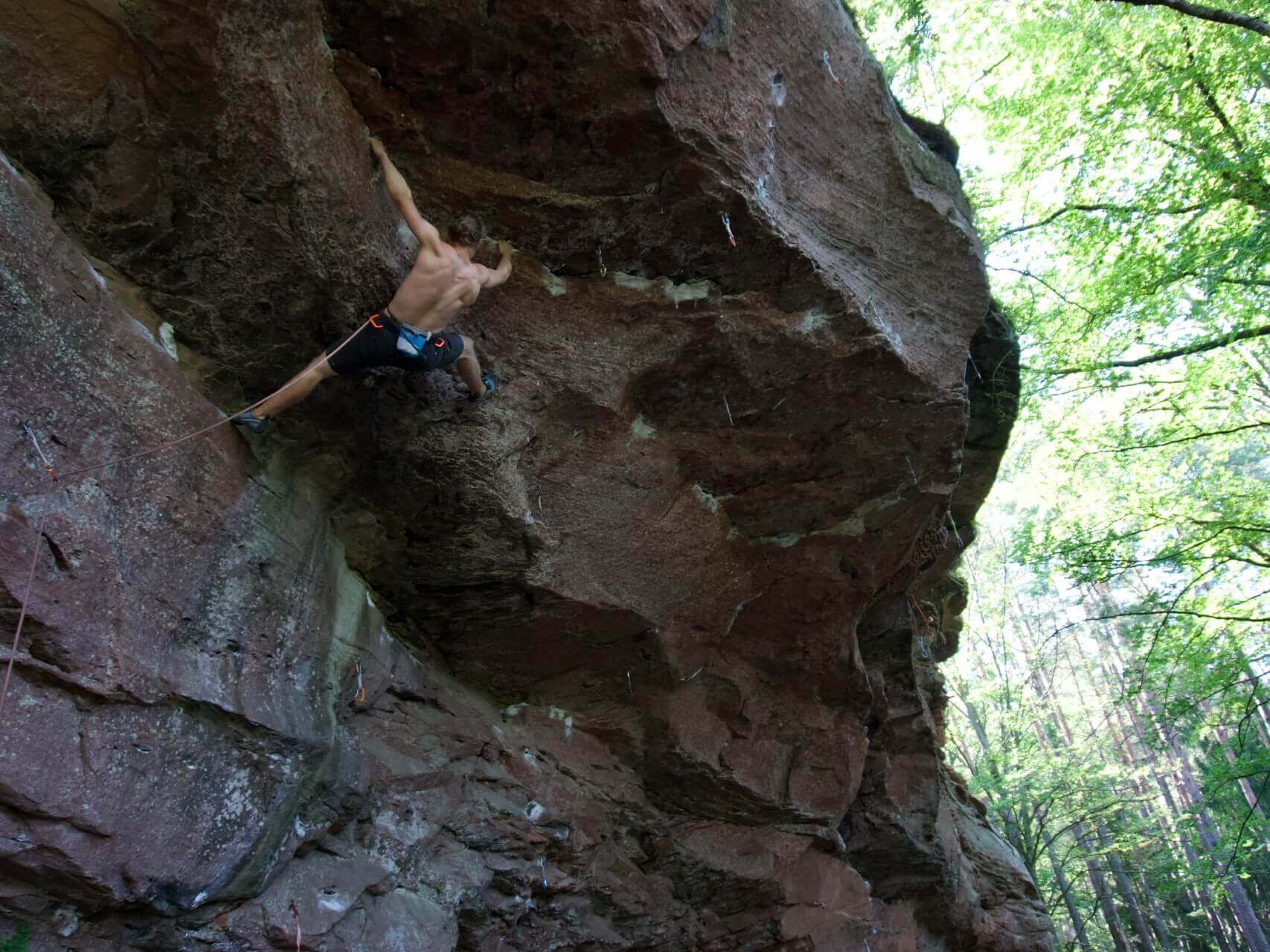 Person klettert an Felswand