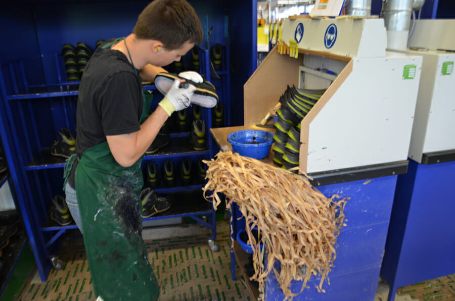 Zu Besuch bei Lowa - Handarbeit