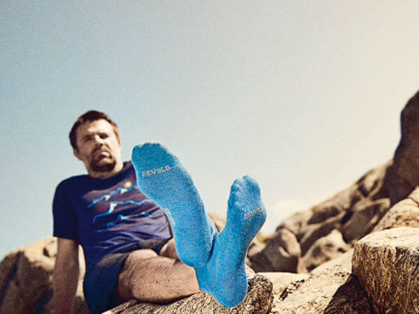 Wanderer mit blauen Socken