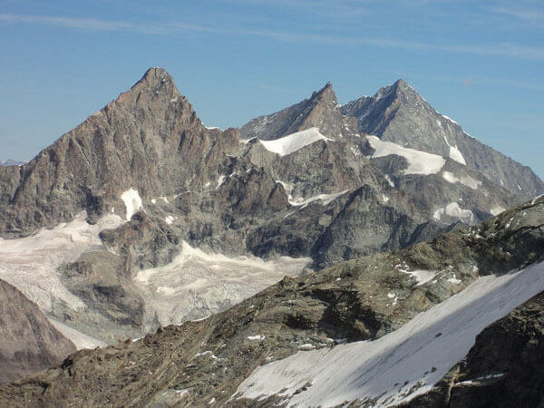 Der Zinalrothorn (der Gipfel in der Mitte)