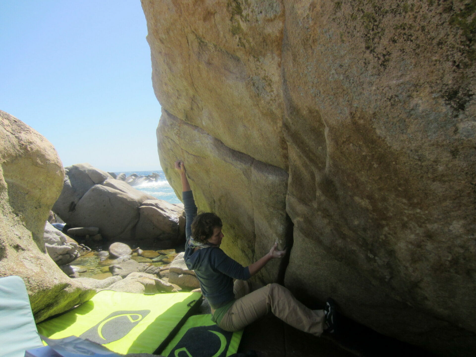 Person bouldert in Strandnähe