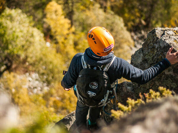 Ein Kind am Klettersteig.