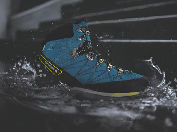 Klettersteigschuhe in einer Pfütze