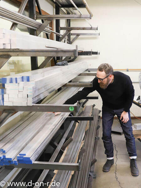 Kent führt Klara durch die Produktion von Metolious.