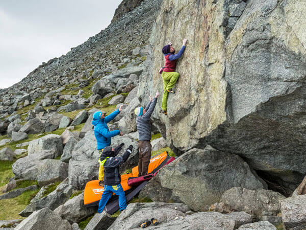 Bouldern am Fels mit Ausrüstung von Petzl