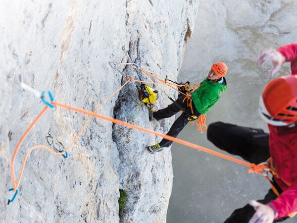 Kletterer mit Sicherungsgeräten von Petzl