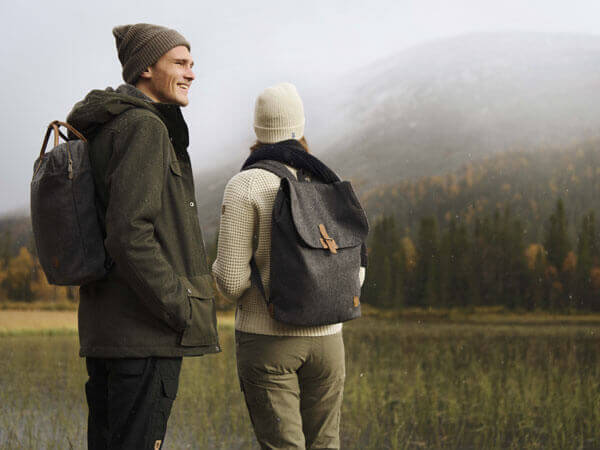 Zwei Personen tragen Outdoor-Produkte der Marke Fjällräven.