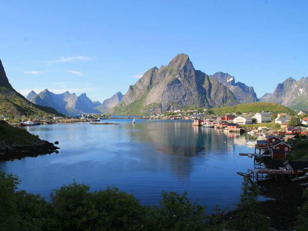 Landschaft mit Fischerhäuser, Bergen und Wasser
