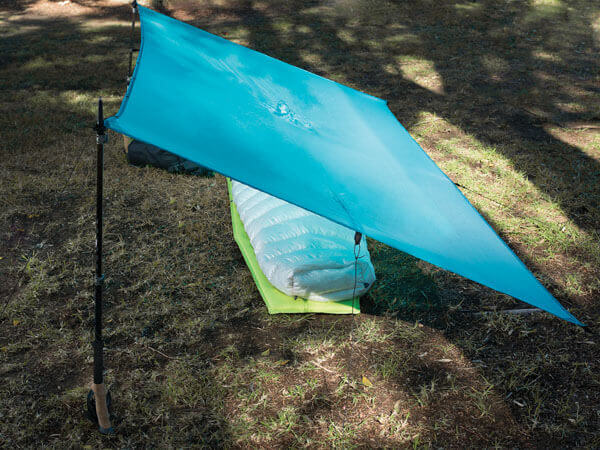 Ein Schlafsack unter einem Tarp