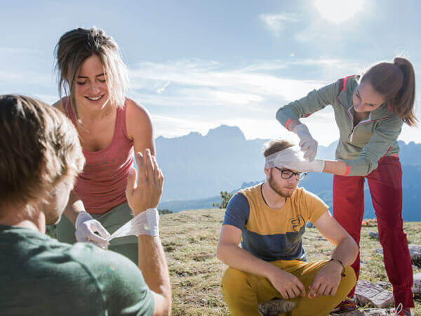 Übung macht den Meister: Es ist sinnvoll, Erste Hilfe-Leistungen, wie Druckverbände oder die stabile Seitenlage regelmäßig zu üben, so dass man im Ernstfall vorbereitet ist.