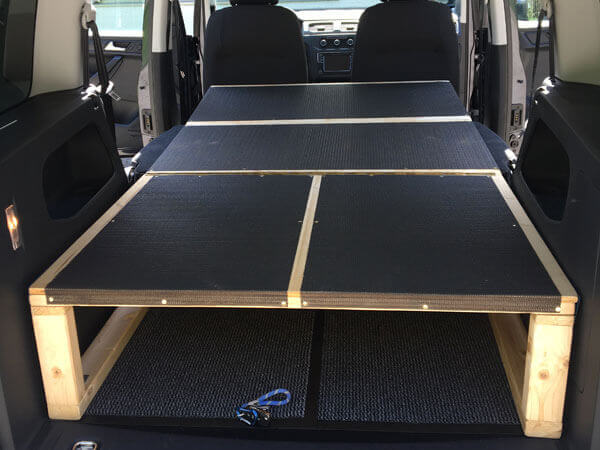Plattenbett mit Anti-Rutschstoff beim Van-Ausbau