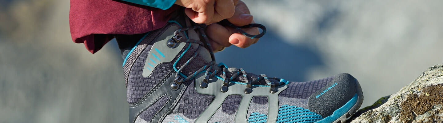 Wanderschuhe schnüren. Foto: Mammut