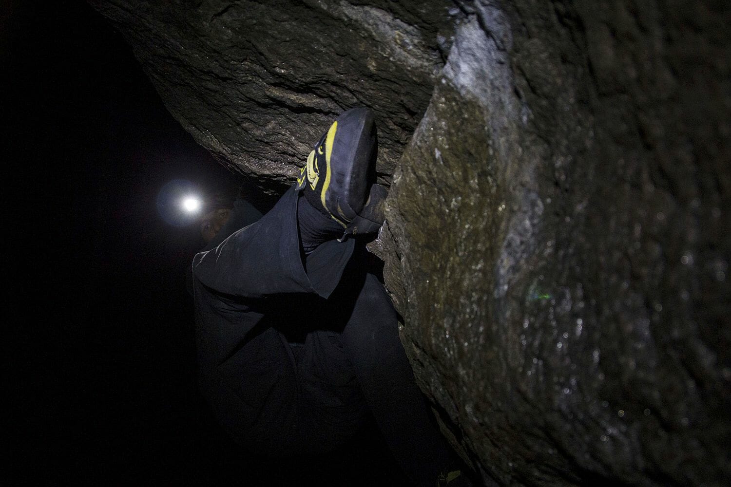Klettern im dunkeln. Der Fuß klettert im Hook, im Fersenbereich.