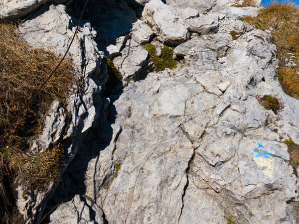 Verwaschene Wegmarkierung auf einem Felsen