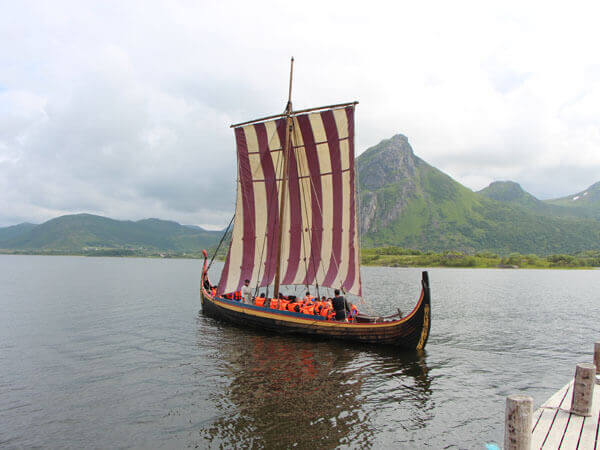 Ein nachgebautes Wikingerschiff schwimmt über das Wasser