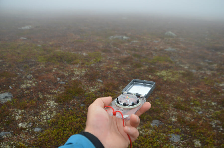Norwegischer Turistforening DNT Regel: Gebrauche Karte und Kompass