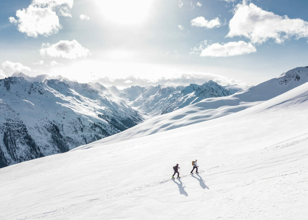 Menschen wandern im Schnee