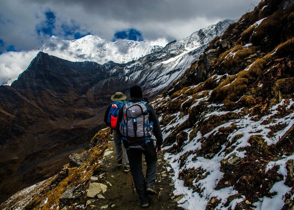 Zwei Personen wandern in den Bergen