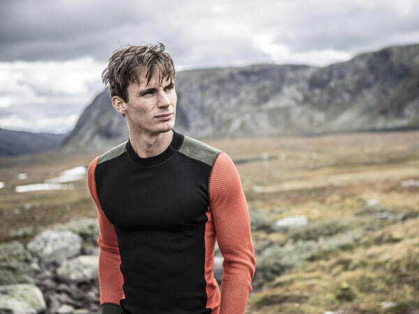 Junger Mann mit einem Funktionsshirt aus Merinowolle von Patagonia