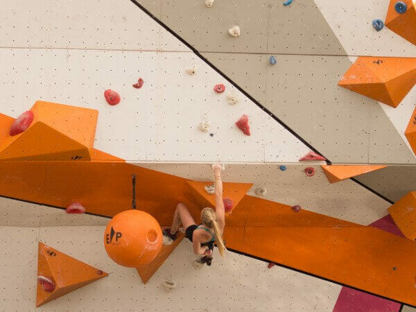 Frau in einer Boulderhalle