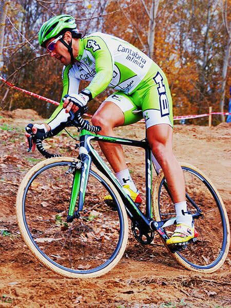 Fahrradfahrer beim Cyclocross-Rennen
