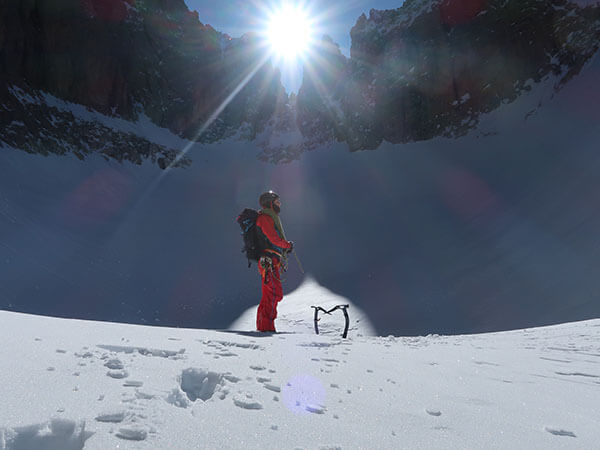 Bergsteiger besinnt sich vor dem Aufstieg