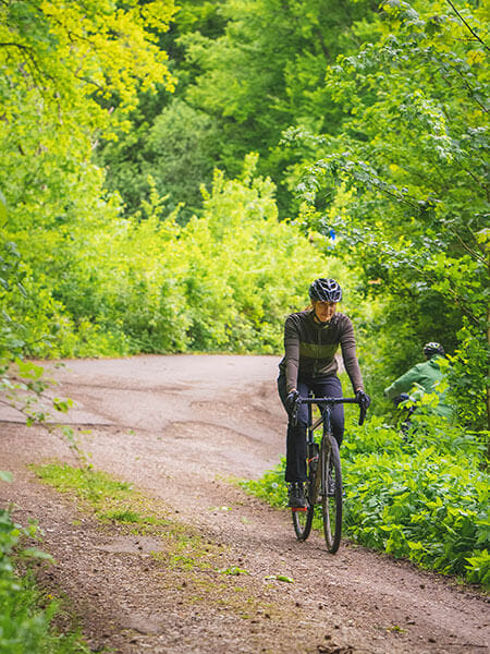 Fahrradfahrer im Wald