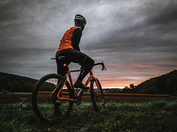 Fahrradfahrer vor einem Sonnenuntergang