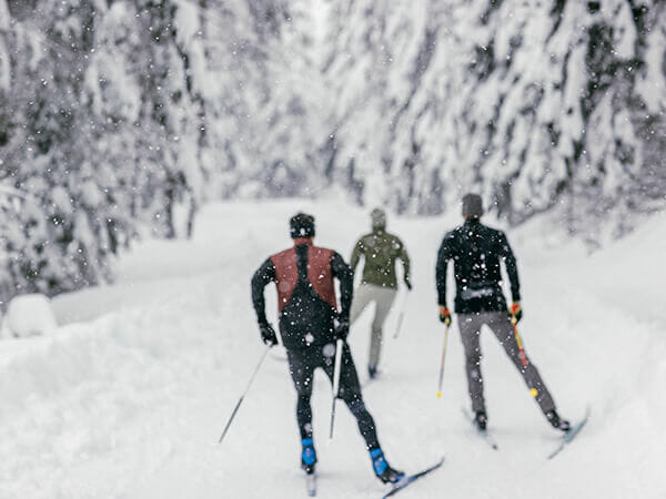 3 Skilangläufer auf der Piste