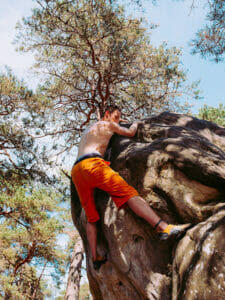 Person beim Bouldern am Fels