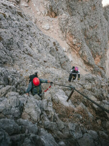 Zwei Bergsteiger im Via Ferrata