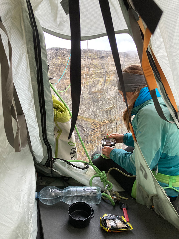 Vor dem Unwetter geschützt im Portaledge.