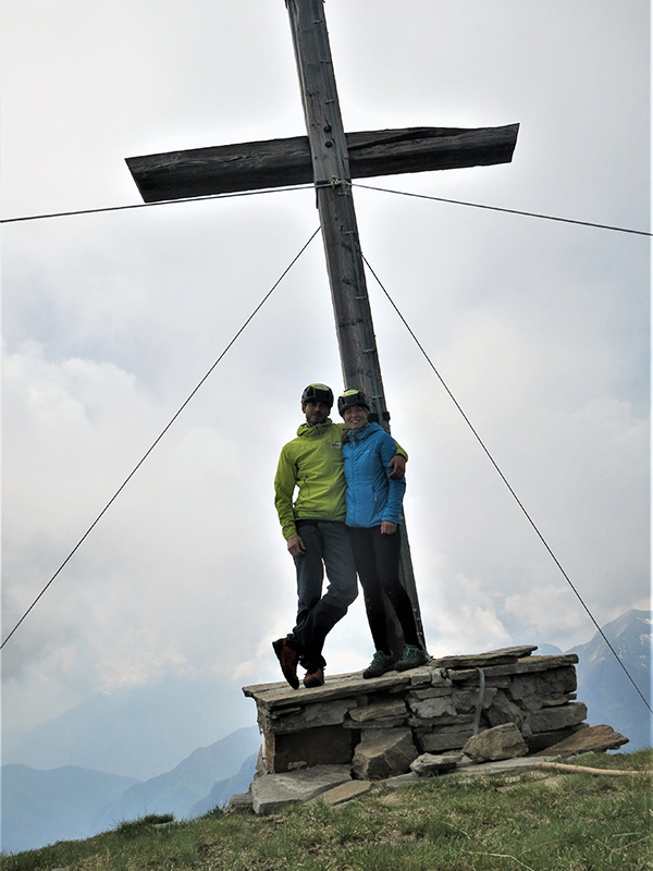 Am Gipfekreuz des Poncione d'Alnasca