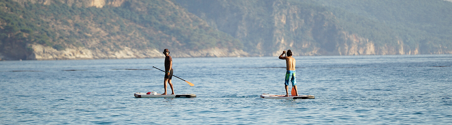 Zwei SUP-Fahrer auf dem Meer
