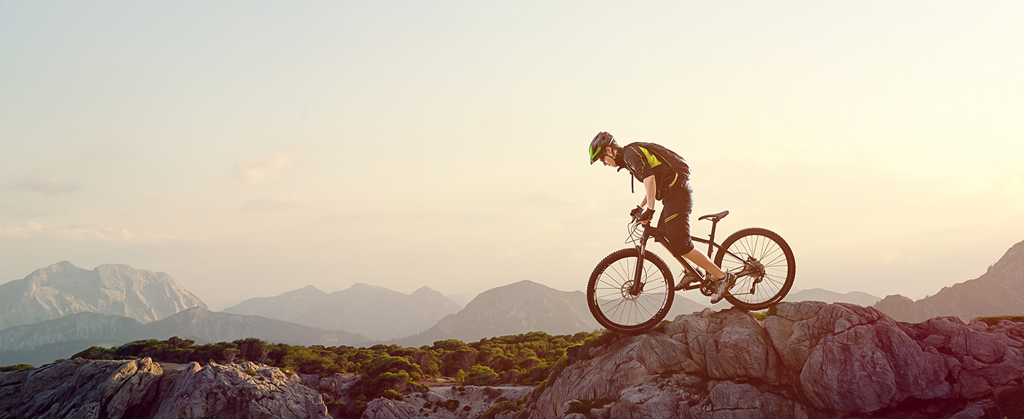 Mountainbike auf einem Berggrat