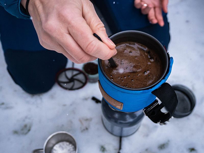 Kaffee kochen gehört auch im Vanlife zur Morgenroutine