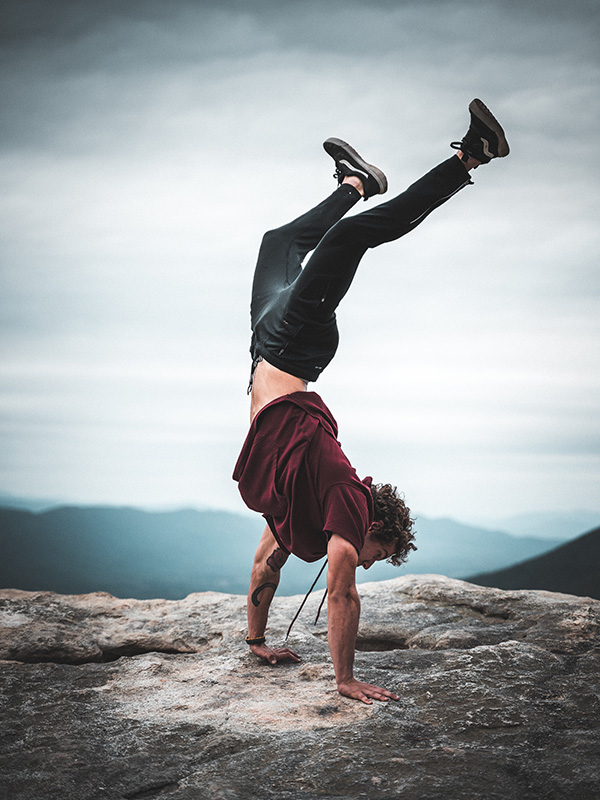 Handstand am Fels beim Klettern