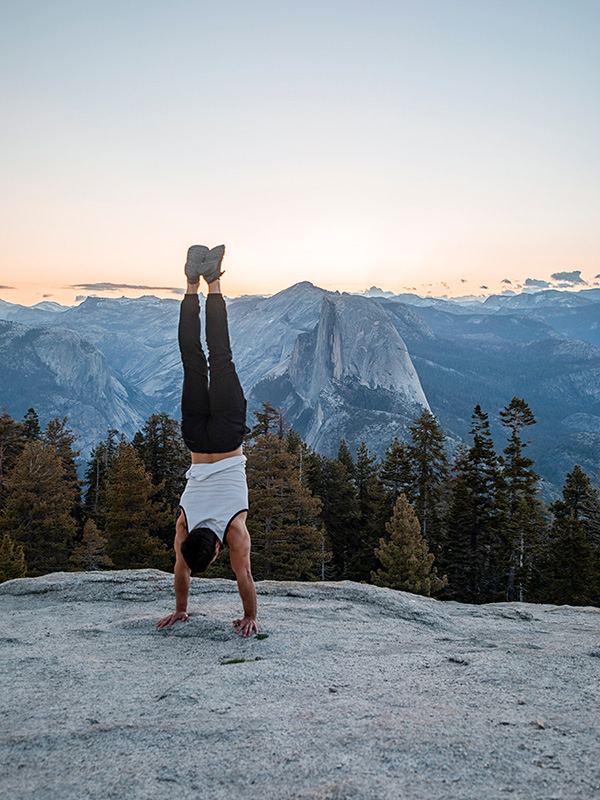 Handstand mit Aussicht auf die Berge