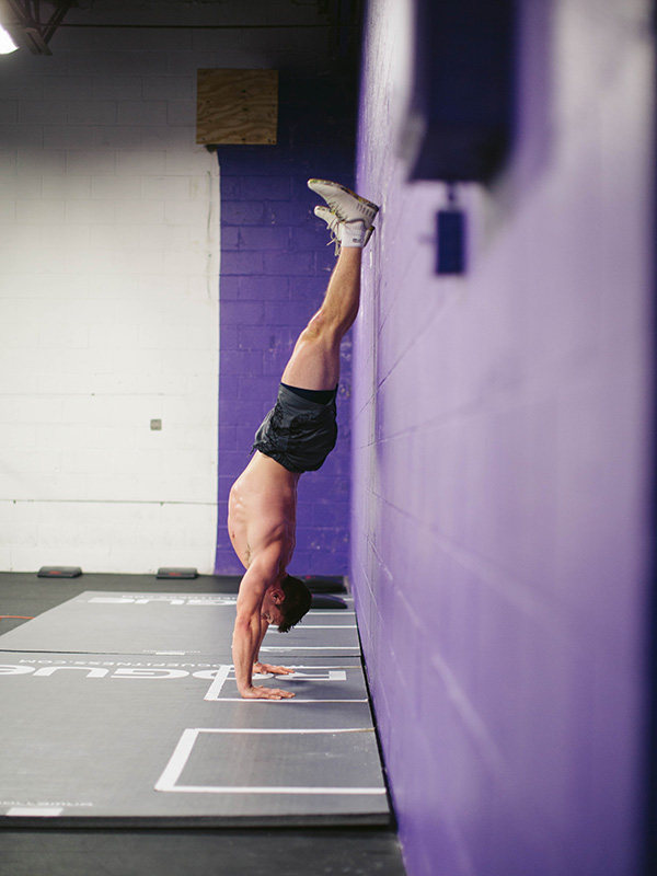 Handstand an der Wand