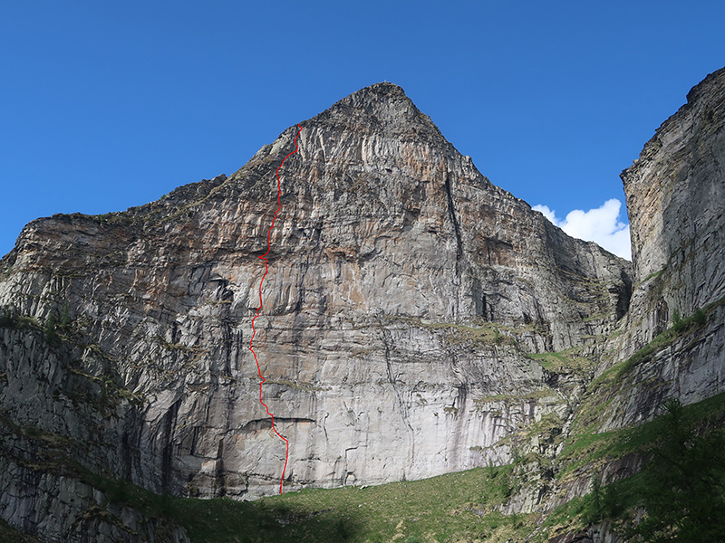 Die Südwand des Pocione d'Alnasca. Die Bigwall-Route "Dreaming of Yosemite" ist rot eingeszeichnet.