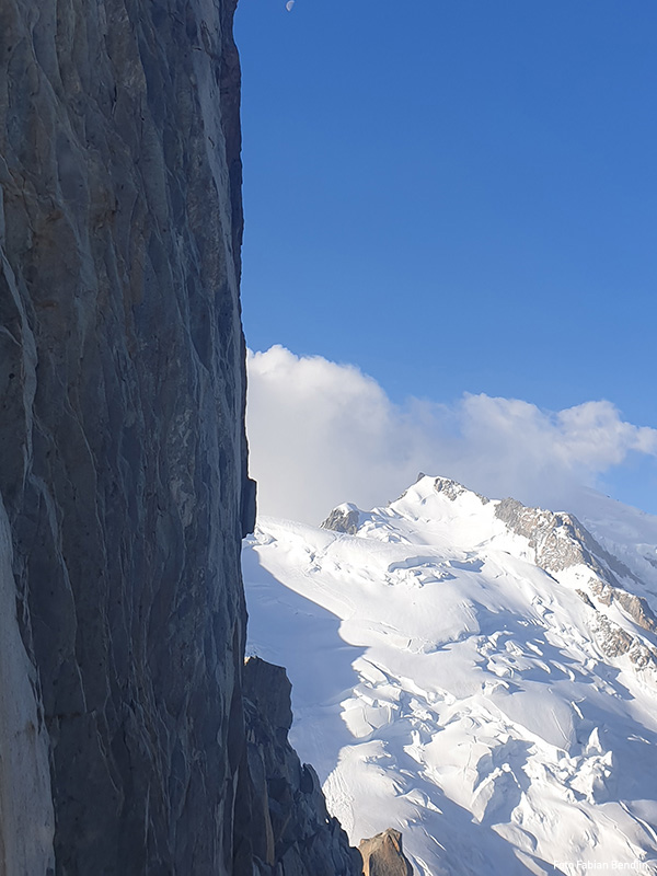 Blick auf einen verschneiten Gipfel - Das Besteigen solcher Gipfel ist genau die Ricktige Vorbereitung zur Bergführereignungsfeststellungsprüfung.