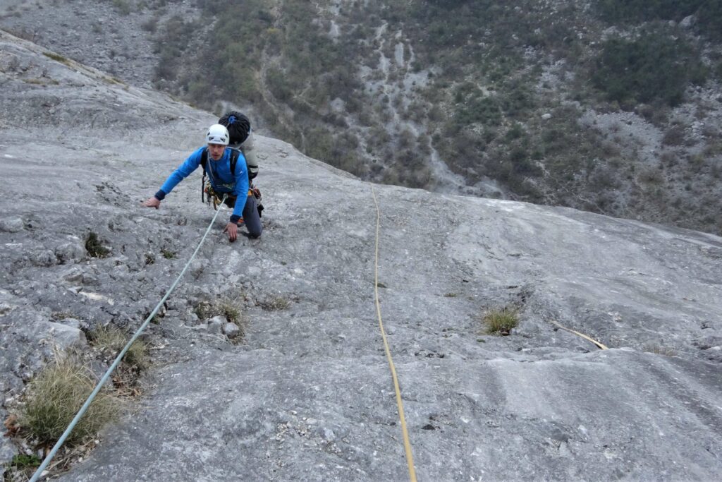 Freikletterei mit Haulbag am Rücken, Il Grande Incubo, Monte Brento.