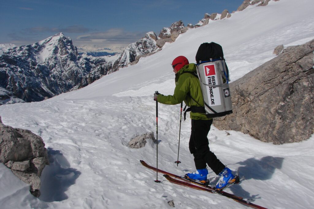 Bergfreund Lukas auf dem Weg zur westlichen Zinne mit einer 70 l Haulbag von Black Diamond.