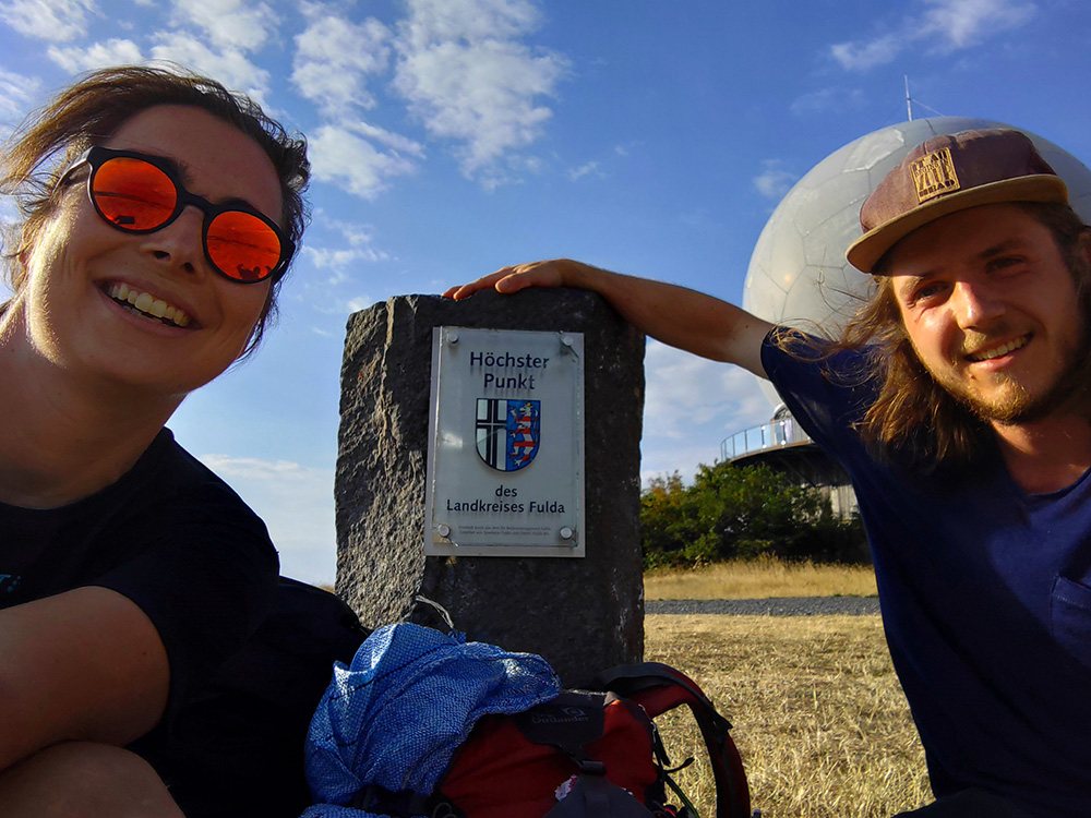 Bergfreunde Lisa und Flo am Gipfel des höchsten hessischen Berges, der Wasserkuppe.