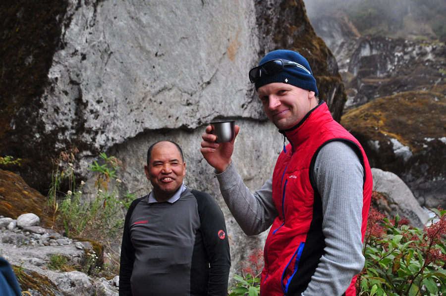 Robert und ein Mann in Nepal trinken Tee