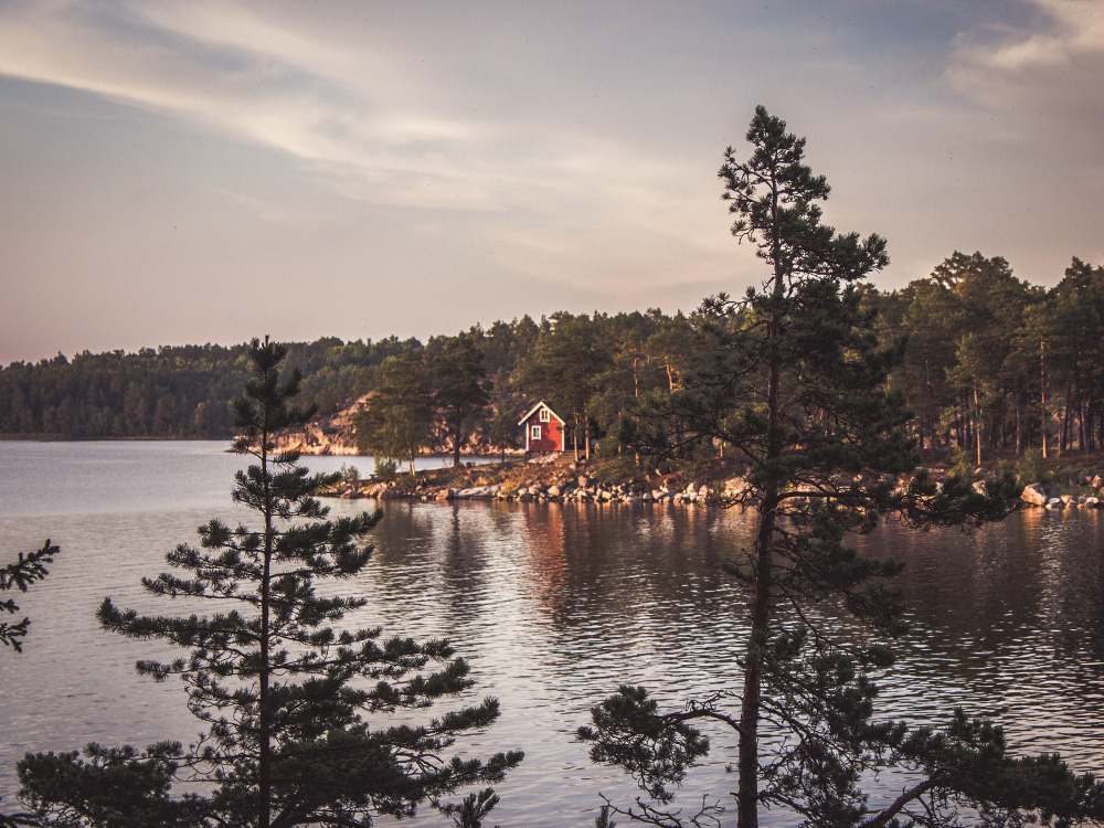 Auf den Fernwanderwegen in Schweden lernt man die seenreiche Landschaft kennen.